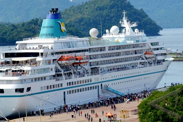 Kapal Pesiar yang singgah di demaga BPKS di Gampong Kuta Barat 